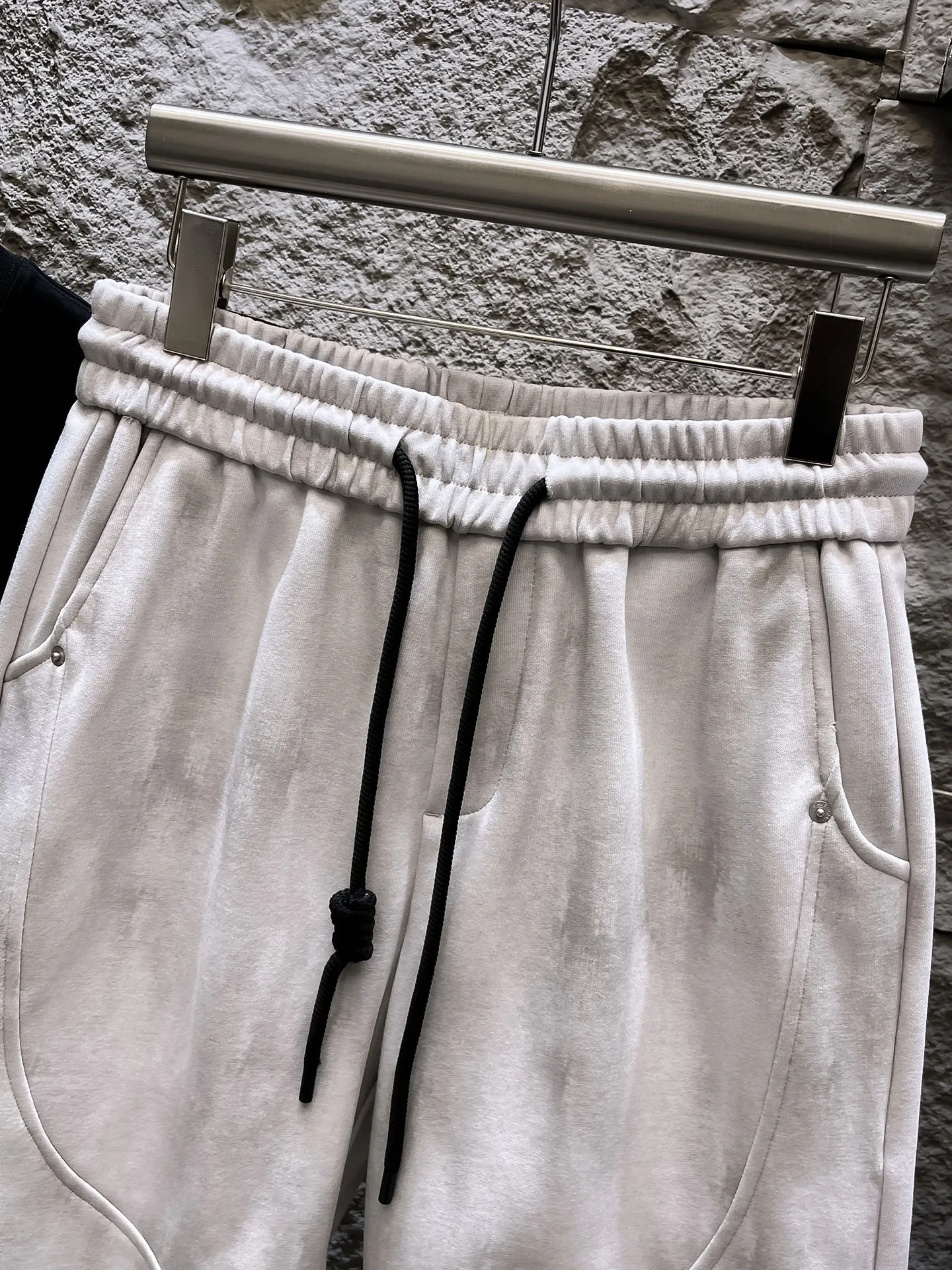 Balenciaga's three-standard complete 2026 summer New Arrival men's casual shorts, advanced custom-made Breathable fabric, Breathable fabric, extremely stretchy and comfortable, impeccable details, top-grade accessories, original logo design concept, delicate and soft feel! The upper body fit is awesome! Size: M-XXXL Please state your height and weight when ordering